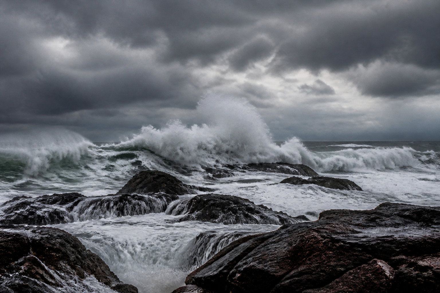 Comment je vous aide à apprivoiser vos émotions en pleine tempête 🌊